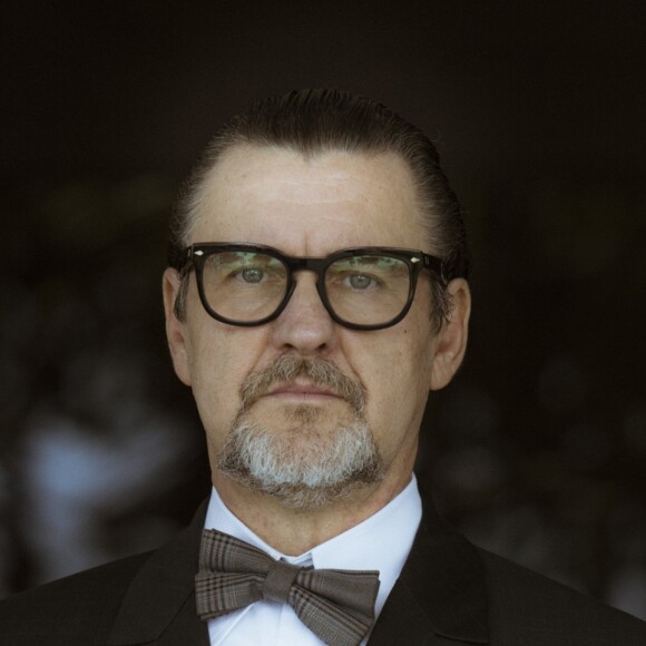 Arnaldo (Antonio Calloni) foi assassinado por Ernesto (José de Abreu), na supersérie 'Os Dias Eram Assim', confessa o ex-militar: 'Consegui chegar até o quarto sem que ninguém me visse e me deparei com o canalha, deitado, longe de ser o homem que causou tanto mal, tanta dor'