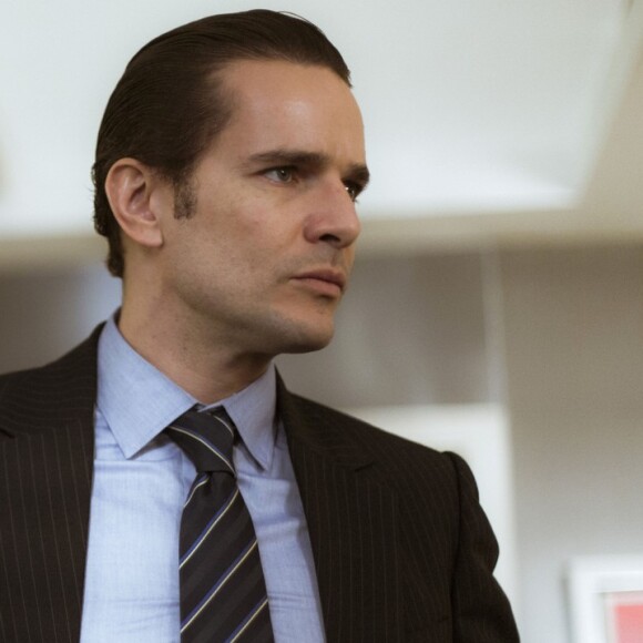 Vitor (Daniel de Oliveira) é alertado por Amaral (Marco Ricca), na supersérie 'Os Dias Eram Assim': 'O médico disse que você se recusou a exumar o corpo. Como vai explicar isso? Vai acabar se enrolando'