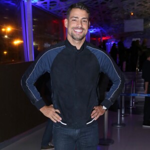 'Eu simplesmente peguei minha mochila, levantei e sentei lá onde tinha muita gente ao meu redor e eu me senti protegido', contou Cauã Reymond