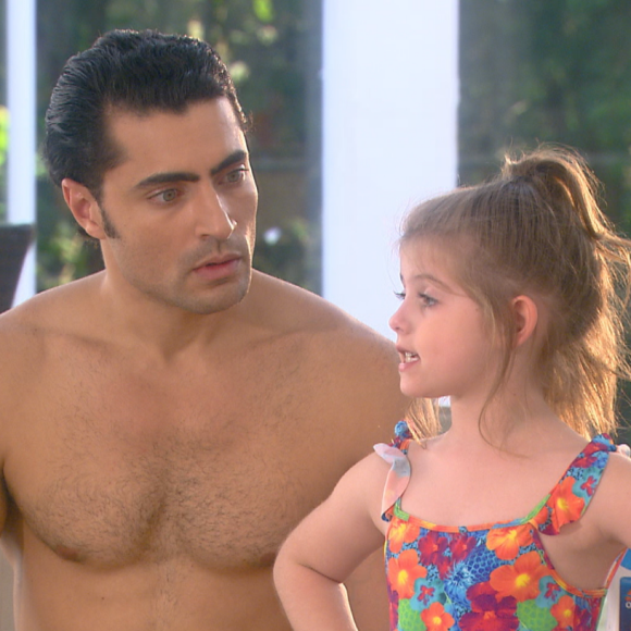 Na piscina, Dulce Maria (Lorena Queiroz) ouve Noemia (Stella Miranda) comentar sobre o corpo de Verônica (Elisa Brites), pergunta o que é celulite e chama a empresária por 'vovó', no capítulo que vai ao ar segunda-feira, dia 4 de setembro de 2017, na novela 'Carinha de Anjo'