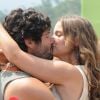 Asher (Dudu Azevedo) e Joana (Milena Toscano) se beijam quando se encontram após a jovem fugir do casamento com Zac (Igor Rickli), no capítulo de quarta-feira, 13 de setembro de 2017, da novela 'O Rico e Lázaro'