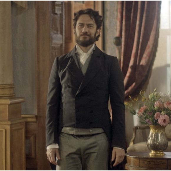 Thomas (Gabriel Braga Nunes) rende um soldado real e veste suas roupas, na novela 'Novo Mundo'