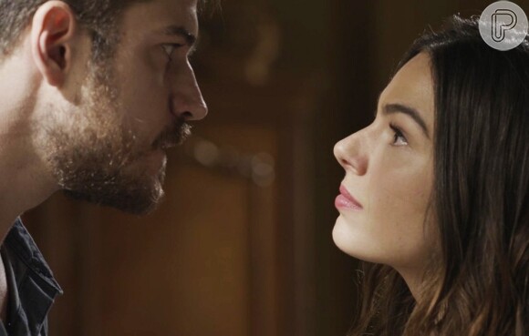 Ritinha (Isis Valverde) procura Zeca (Marco Pigossi) e conta que Jeiza (Paolla Oliveira) está beijando outro, na novela 'A Força do Querer'