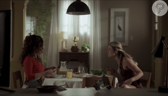 Jeiza (Paolla Oliveira) conta à mãe que gostou de beijar Caio (Rodrigo Lombardi), na novela 'A Força do Querer'