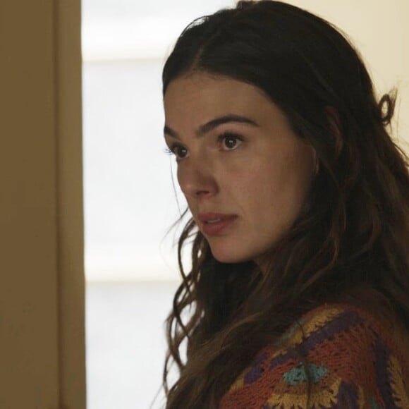 Ritinha (Isis Valverde) ouve uma conversa de Cândida (Gisele Fróes) com Edinalva (Zezé Polessa) sobre Jeiza (Paolla Oliveira) e Caio (Rodrigo Lombardi), na novela 'A Força do Querer'