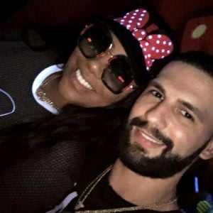 Ludmilla se reaproxima do ex-namorado, Xerxes Frechiani, em viagem a Miami