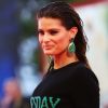 Isabeli Fontana optou por grandes brincos verdes Chopard e wet hair para cruzar o tapete vermelho do Festival de Cinema de Veneza nesta quinta-feira, 31 de agosto de 2017