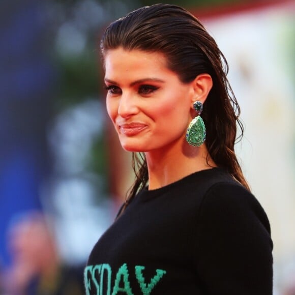 Isabeli Fontana optou por grandes brincos verdes Chopard e wet hair para cruzar o tapete vermelho do Festival de Cinema de Veneza nesta quinta-feira, 31 de agosto de 2017