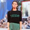 O suéter de lã de Isabeli Fontana, no valor de R$ 3.220, recebeu a palavra 'tuesday', 'terça-feira' em português