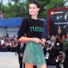 Assim como Izabel Goulart, Isabeli Fontana apostou na combinação com saia verde para o Festival de Cinema de Veneza nesta quinta-feira, 31 de agosto de 2017