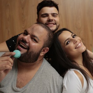 A ex-BBB Emilly assistiu ao jogo do Brasil com o promoter Nelson Quinto, com quem foi fotografada na Red Carpet Weekend, em Gramado