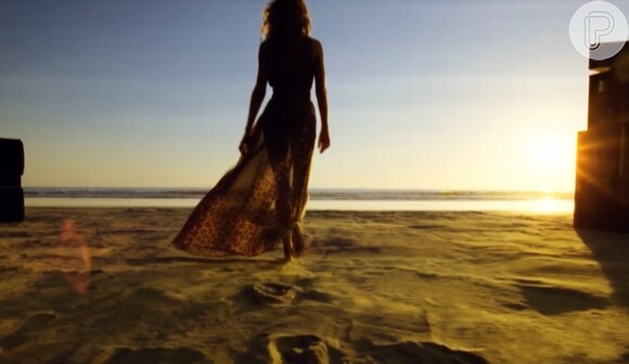 No final do clipe, Gisele Bündchen aparece caminhando em direção ao mar