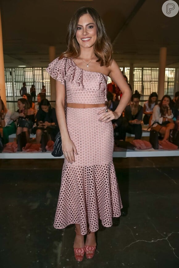 Mãe do pequeno Júlio, Bruna Hamú mostrou as curvas enxutas na São Paulo Fashion Week