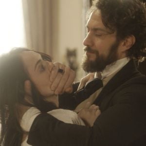Thomas (Gabriel Braga Nunes) faz Anna (Isabelle Drummond) refém durante a coroação de dom Pedro (Caio Castro), no penúltimo capítulo da novela 'Novo Mundo'
