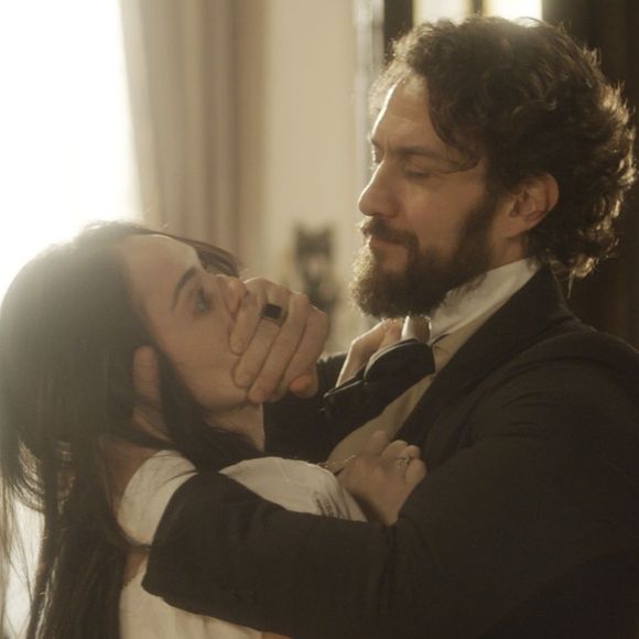 Thomas (Gabriel Braga Nunes) faz Anna (Isabelle Drummond) refém durante a coroação de dom Pedro (Caio Castro), no penúltimo capítulo da novela 'Novo Mundo'