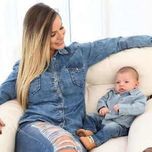 Andressa Suita comemora 2 meses do filho, Gabriel, com look combinando ao do bebê nesta sexta-feira, dia 01 de setembro de 2017