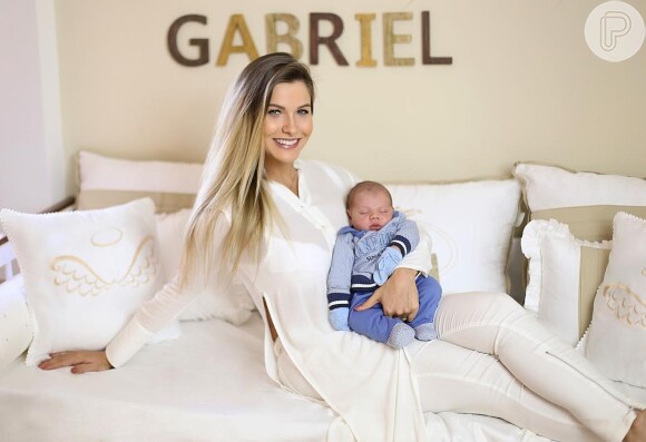 Andressa Suita comemora 2 meses do filho, Gabriel, com look combinando ao do bebê