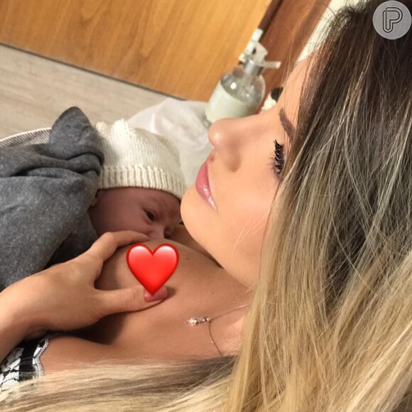 Andressa Suita sempre compartilha momentos com o bebê nas redes sociais