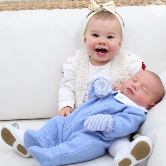 Melinda, de 1 ano, e Teodoro, de 1 mês, são filhos de Thais Fersoza e Michel Teló