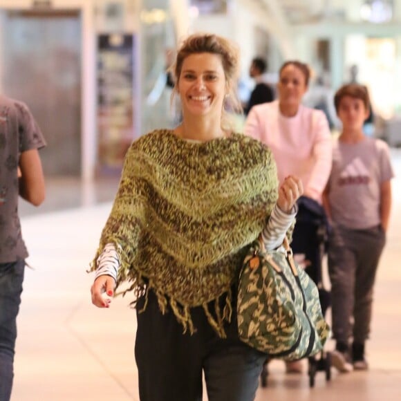 Carolina Dieckmann ri ao notar os cliques durante o passeio no shopping