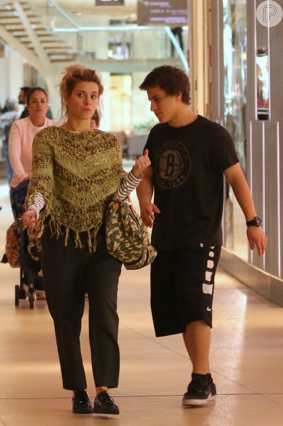 Carolina Dieckmann passeia com filho Davi em shopping na Barra da Tijuca