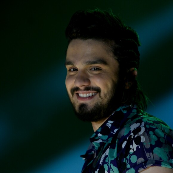 Luan Santana deixou o palco com dores na lombar após a queda