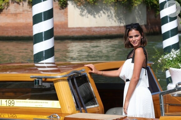 Ao chegar em Veneza, Bruna Marquezine foi cercada por fotógrafos