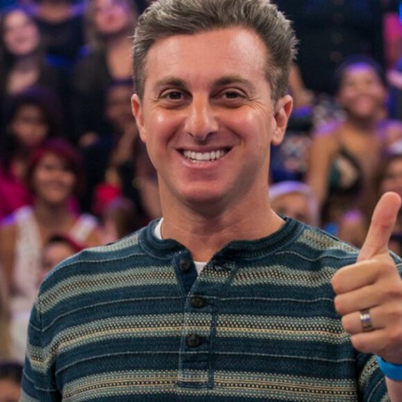 Luciano Huck se emocionou ao rever a loja de ferragens dos seus avós