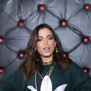 Anitta fez uma parceria com uma loja de departamentos para o lançamento desse clipe