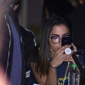 Anitta foi clicada num estilo bem casual no evento de seu namorado, Thiago Magalhães