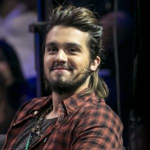 Luan Santana tranquilizou seus fãs neste sábado, 2 de setembro de 2017, depois de sofrer uma queda em seu show