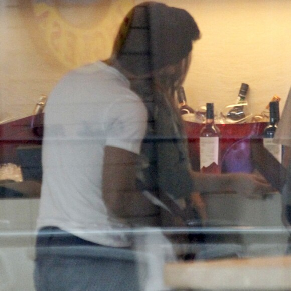 Marina Ruy Barbosa e Xandinho Negrão ficaram agarradinhos no shopping neste domingo, 3 de setembro de 2017