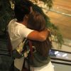 Marina Ruy Barbosa e Xandinho Negrão andaram abraçadinhos pelo shopping carioca