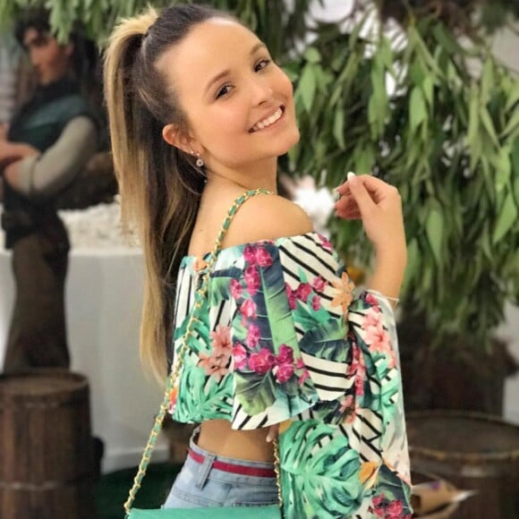 Larissa Manoela deixou a barriga em evidência ao investir em cropped estampado da marca Limone Modas