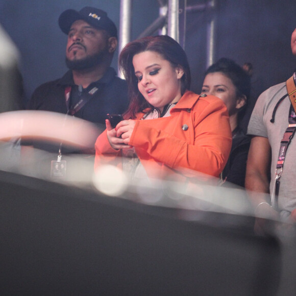 Maiara, da dupla com Maraísa, não desgrudou do smartphone ao conferir show de Gusttavo Lima