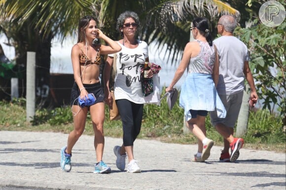 Pérola Faria deixou a barriga sarada à mostra ao andar pela orla da Barra da Tijuca