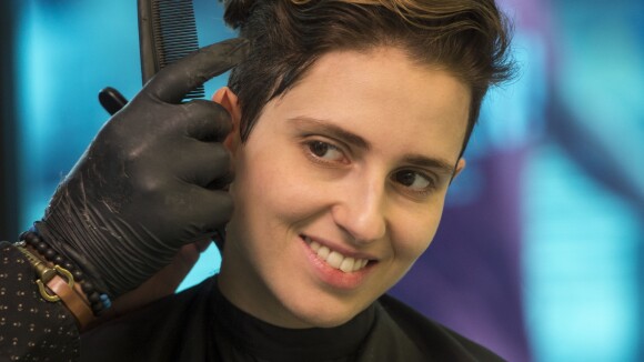 Namorada de Carol Duarte surge com novo visual e adota corte de cabelo da atriz