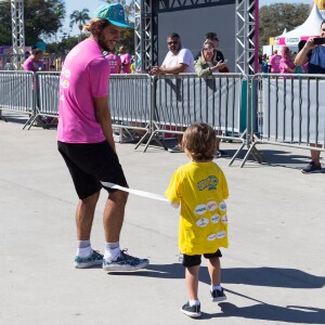 Felipe Simas compareceu ao evento e participou da corrida com o filho, Joaquim