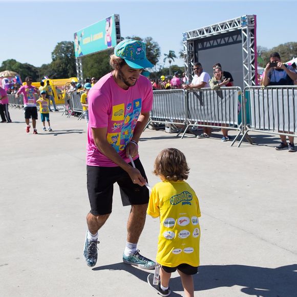 Felipe Simas e o filho se divertiram na 7ª edição da Corrida Cartoon Network em São Paulo