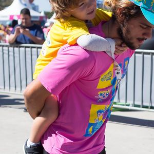 Durante corrida, Felipe Simas carregou o filho, Joaquim, de 3 anos