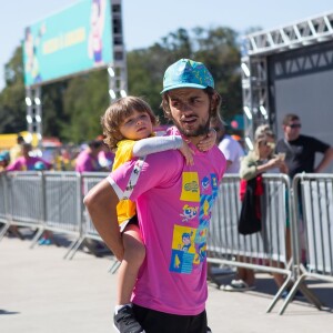 Felipe Simas se divertiu com filho na sétima edição da Corrida Cartoon Network