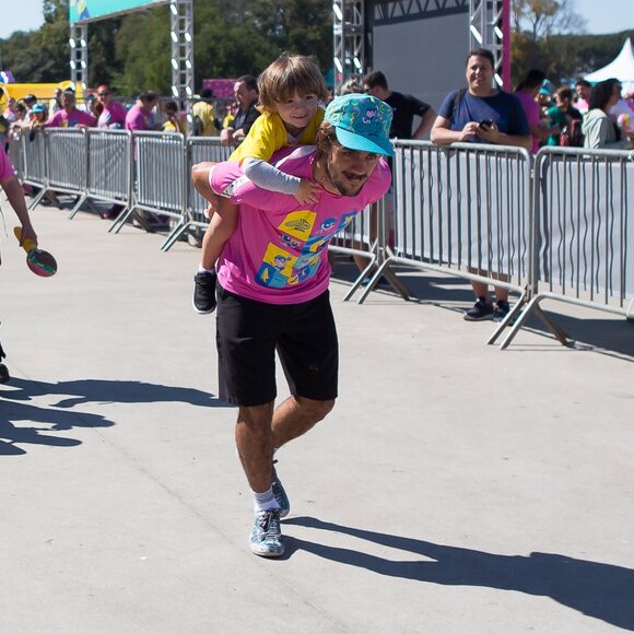 Felipe Simas, que também é pai de Maria, participou de corrida com filho, Joaquim