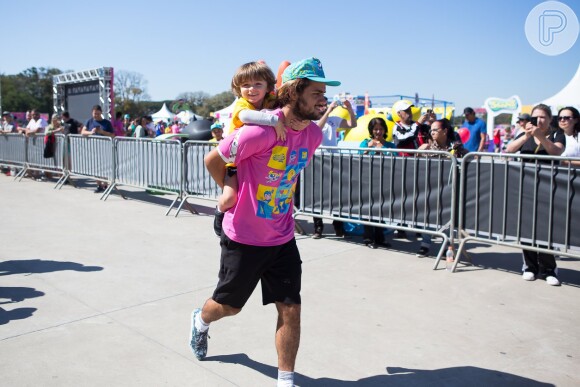 Felipe Simas participou de corrida com filho, Joaquim, de 3 anos, em São Paulo