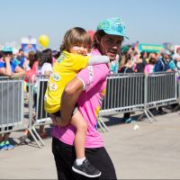 Felipe Simas se diverte carregando filho, Joaquim, de 3 anos, em corrida. Fotos!