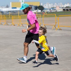 Filho de Felipe Simas, Joaquim se divertiu com o pai na Corrida Cartoon Network em São Paulo