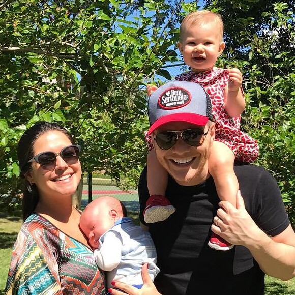 Michel Teló destacou que a filha, Melinda, já tem uma rotina. 'Dorme onze horas seguidas', disse para o jornal 'Extra' desta segunda-feira, 4 de setembro de 2017