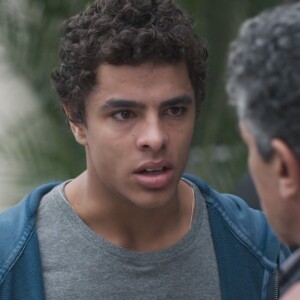 Na novela 'Malhação' Tato (Matheus Abreu) tenta entrar na casa de Aldo (Claudio Jaborandy) sem que ele perceba para pegar um documento com a assinatura do pai no capítulo que vai ao ar na quinta-feira, 14 de setembro de 2017