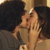 Gustavo (Gabriel Leone) e Rimena (Maria Casadevall) fazem amor, na supersérie 'Os Dias Eram Assim'