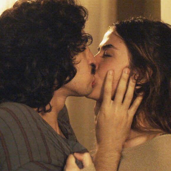 Gustavo (Gabriel Leone) e Rimena (Maria Casadevall) fazem amor, na supersérie 'Os Dias Eram Assim'