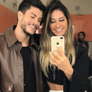 Mayra Cardi assumiu namoro com o ator Arthur Aguiar em julho de 2017